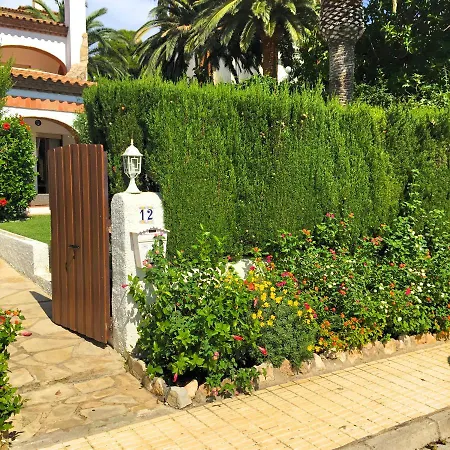 Dama Con Piscina Privada