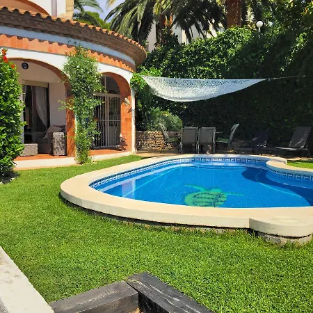 Dama Con Piscina Privada Villa