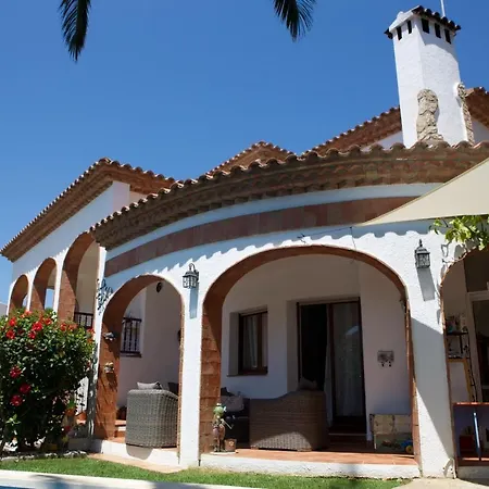 Dama Con Piscina Privada Villa