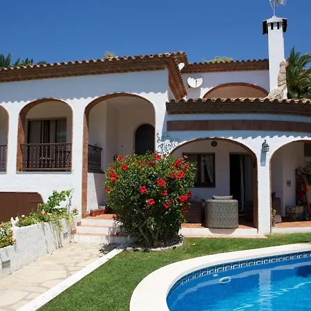 Dama Con Piscina Privada Villa