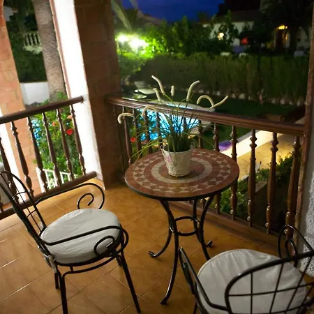 Dama Con Piscina Privada Villa