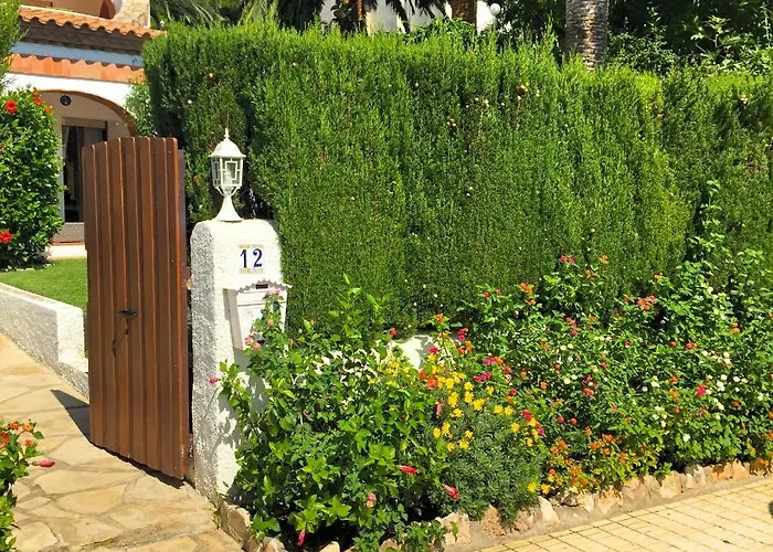 Dama Con Piscina Privada